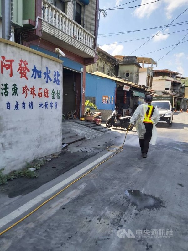 武漢肺炎（2019冠狀病毒疾病，COVID-19）全國第3級警戒，屏東縣警方出動路邊攔檢取締外出不戴口罩，也針對八大行業進行稽查，防堵部分業者違規營業。（潮州警分局提供）中央社記者郭芷瑄傳真　110年5月21日