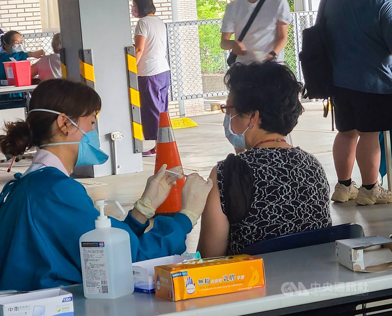 中央流行疫情指揮中心發言人莊人祥21日表示,近期因各國研究並未發現服用避孕藥或接受荷爾蒙治療與武漢肺炎疫苗接種後的血栓風險相關,經過專家諮詢小組討論後,決議取消這項接種禁忌,意即正在服用避孕藥或荷爾蒙治療的女性,經醫師評估也可接種AZ疫苗。圖為民眾接種疫苗情形。中央社記者張茗喧攝 110年5月21日