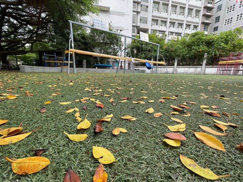 配合政府防疫政策，台北市內湖區碧湖公園兒童遊戲區暫停開放，現場已拉起封鎖線。中央社 110年5月22日