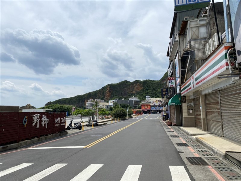 廣受遊客喜愛的野柳地質公園原本不分平假日，停車場都是一位難求，22日配合全國防疫三級警戒閉園，街頭空蕩蕩。（民眾提供）中央社記者沈佩瑤傳真　110年5月22日