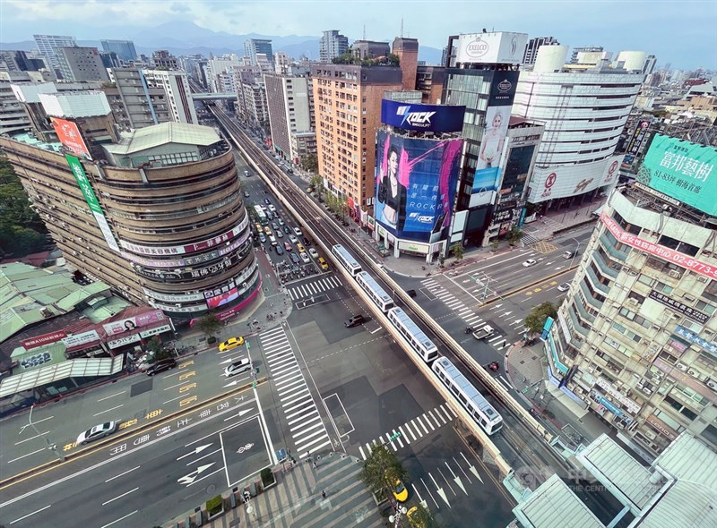 台北市忠孝東路復興南路口，永遠車水馬龍的東區，22日下午人車都比以往假日減少，街頭顯得冷清。中央社記者裴禛攝 110年5月22日