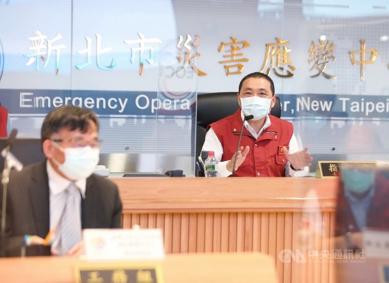 新北市長侯友宜(後)22日在防疫閉門會議中,依確診個案人數與疫調分析的足跡分布圖,決定於板橋區及中和區成立「熱區防疫中心」。(新北市府新聞局提供)中央社記者黃旭昇新北傳真 110年5月22日