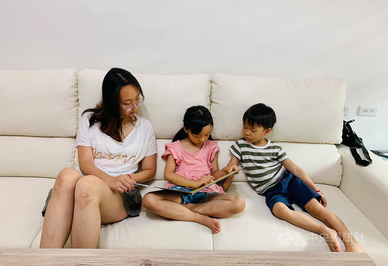 家住台南市安南區的潘宇倢（左）與丈夫育有3名子女，疫情期間與孩子在家時間大增，她特別與丈夫一同設計課表，除了注音、英語與數學等內容外，還有烹飪、體能、繪畫等課程，晚間還安排全家人的閱讀時間。（潘宇倢提供）中央社記者蘇木春傳真　110年5月22日