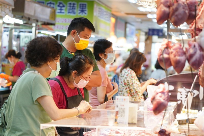 民眾22日上午在士東市場採買，防疫期間避免外食，先把菜買夠。中央社記者徐肇昌攝　110年5月22日