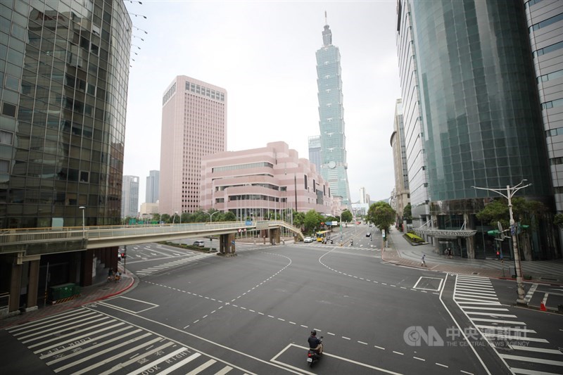 過去總是車水馬龍的台北市基隆、信義路交叉口，22日午後車潮明顯減少很多。中央社記者張新偉攝 110年5月22日