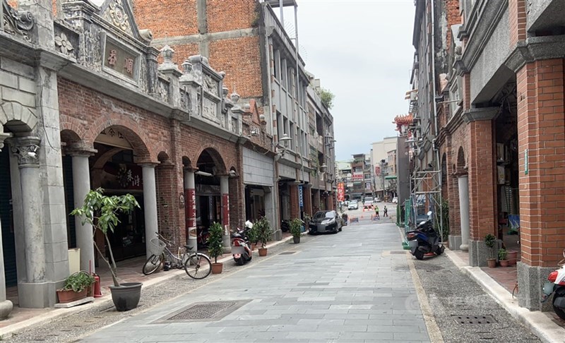 本土疫情持續升溫,全國目前皆已升為3級警戒,原是觀光勝地的桃園大溪老街22日週末下午幾乎空無一人,多數店家也關門沒營業,少了以往的熱鬧。中央社記者葉臻攝 110年5月22日