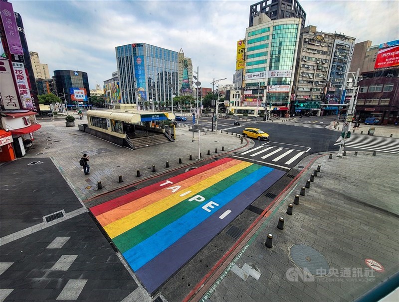 疫情升溫，全台各縣市皆已進入防疫第三級警戒，中央流行疫情指揮中心呼籲民眾週末假日少出門、多在家；台北西門商圈廣場22日午後僅有零星人潮。中央社記者鄭清元攝　110年5月22日