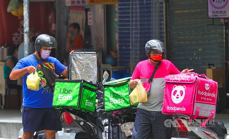 民眾減少外出購物，外送員則在台北街頭忙著送餐。中央社記者謝佳璋攝 110年5月22日