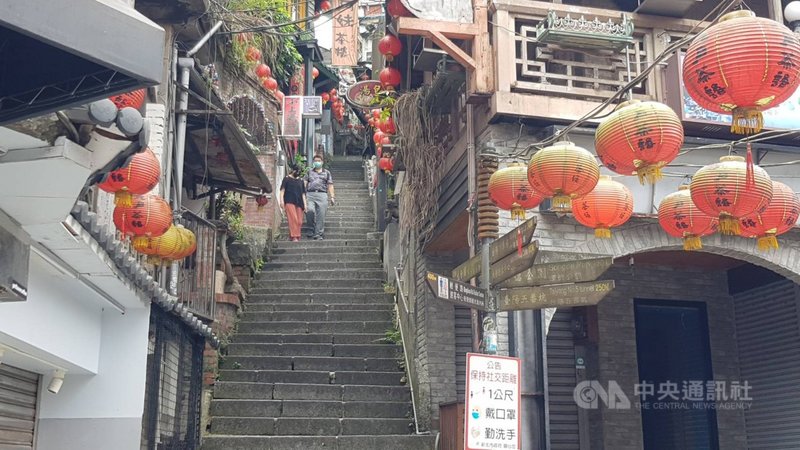 新北市政府觀光旅遊局指出,轄內各風景特定區中,十分風景區已關閉瀑布園區,其餘皆為開放空間;瑞芳風景區(含九份老街(圖)及猴硐煤礦博物園區)、碧潭風景區、烏來風景區在進入疫情警戒後的週末人潮皆稀少,約減少9成5。(新北市觀旅局提供)中央社記者沈佩瑤傳真 110年5月22日