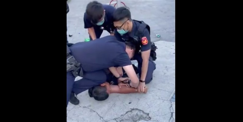 斗六火車站前有男子未戴口罩且大聲咆哮,警方趕往現場規勸,並提供口罩,他不僅拒絕,還涉推擠執法的員警。(圖取自全民監督不戴口罩臉書專頁https://www.facebook.com)