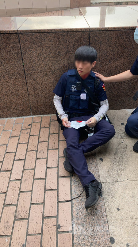 余姓通緝犯22日下午在台北車站附近閒晃,未戴口罩遭民眾檢舉,警方獲報到場,余姓男子卻持開山刀砍傷2員警。(警方提供)中央社記者劉建邦傳真 110年5月22日