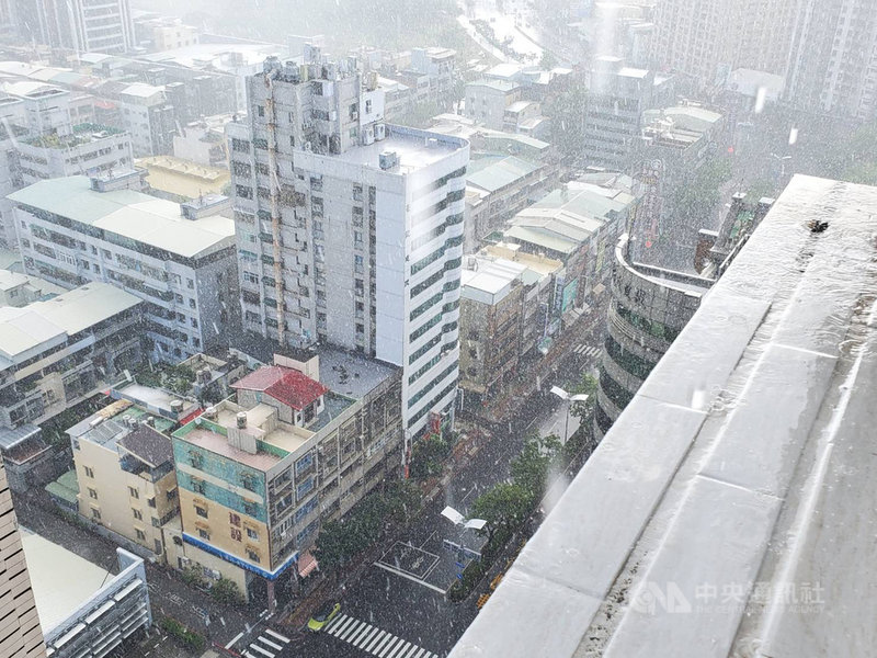 高雄市三民及鳳山區終於下雨了消暑不少 生活 中央社cna