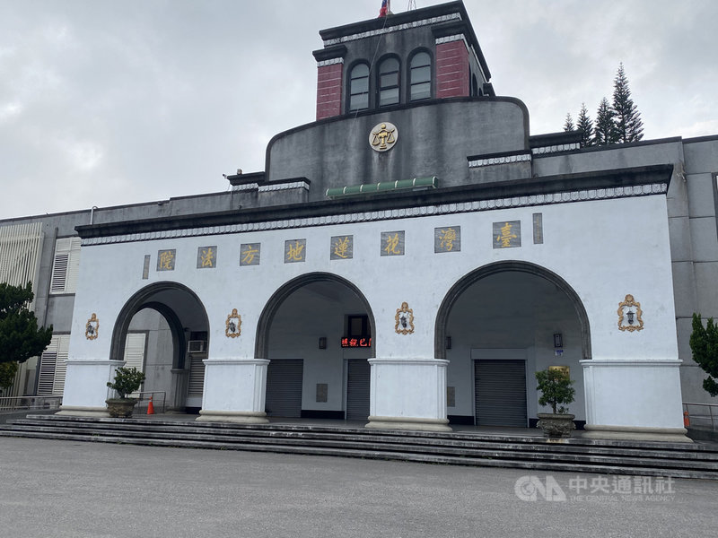 台灣花蓮地方法院表示,因應本土疫情升溫,審理台鐵第408次太魯閣號事故中被告李義祥等涉公共危險等案,全案26日等庭期將如期開庭,但限制人數到庭及取消旁聽。中央社記者李先鳳攝 110年5月23日
