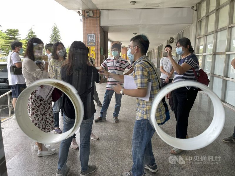 金門縣政府23日宣布,24日起搭機到金旅客、鄉親必須提供3天內的檢驗陰性報告,否則在機場當場快篩。工作人員23日到機場確認相關事宜。(金門縣政府提供)中央社 110年5月23日