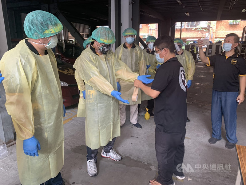 新北市府協調相關單位改裝防疫巴士,以協助運送輕症、無症狀確診者。新北市交通局長鍾鳴時23日表示,防疫巴士從司機的訓練到清潔消毒都採高規格,盼能把防疫做到位。(新北市政府衛生局提供)中央社記者沈佩瑤傳真 110年5月23日