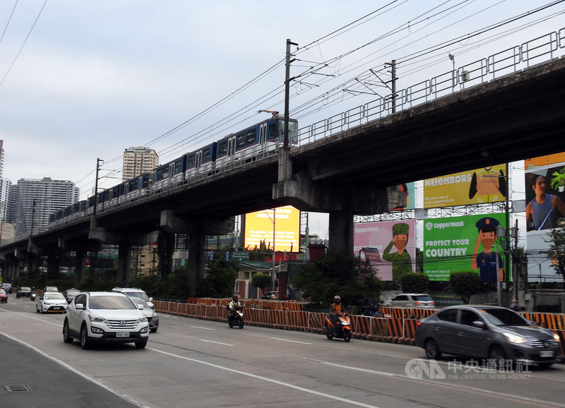 菲律賓總統杜特蒂任期倒數最後一年,面對2022年將登場的總統大選,杜特蒂預計加緊建設爭取民眾支持。圖為沿著馬尼拉重要幹道乙沙大道興建的捷運3號線,攝於1月10日。中央社記者陳妍君馬尼拉攝 110年5月23日