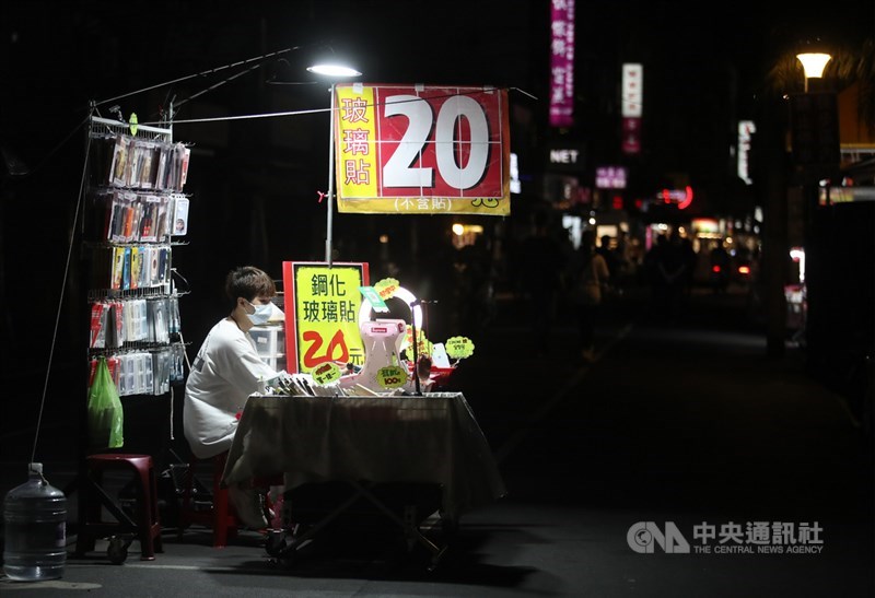 週末假日總是熙來攘往的台北饒河街觀光夜市22日晚間人潮大減，僅有少數攤商出來營業。中央社記者張新偉攝　110年5月22日