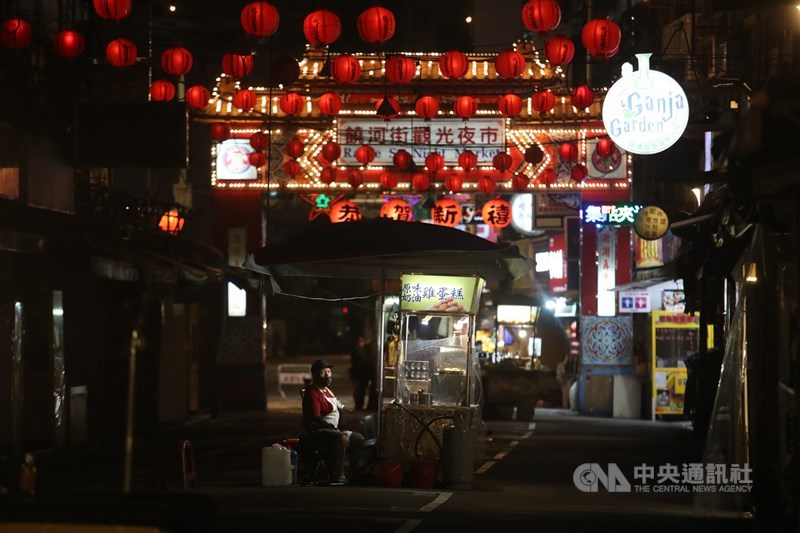 全國升至第三級疫情警戒後,各地外出人潮銳減,台北知名的饒河街觀光夜市逛街民眾大減,攤商等不到客人上門。中央社記者張新偉攝 110年5月22日