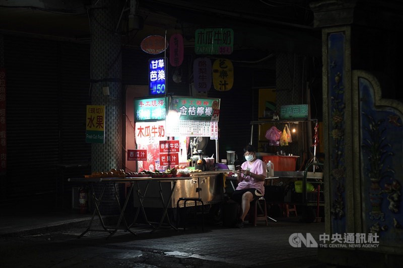 強化防疫,雙北市皆實施傳統市場、夜市飲食攤一律禁止內用,僅提供外帶、外送,讓不少攤商選擇乾脆休息不營業。台北士林夜市22日週末夜間也僅有少數業者開店做生意。中央社記者徐肇昌攝 110年5月22日