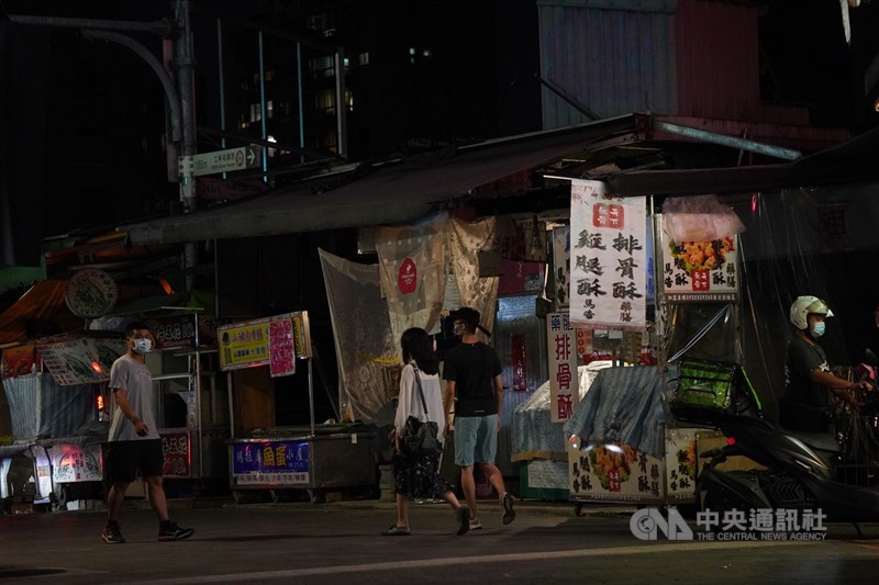 入夜無市，讓士林街頭顯得格外冷清。中央社記者徐肇昌攝 110年5月22日