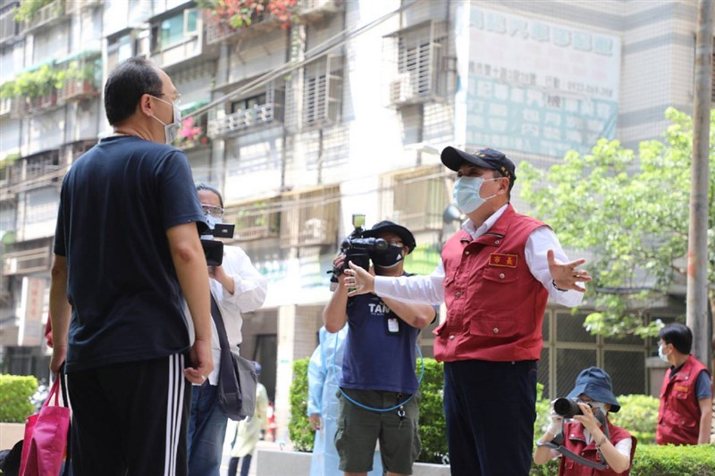 新北市長侯友宜(前右)23日視察板橋熱區防疫中心及機動篩檢站,呼籲民眾配合防疫政策,齊心抗疫。(新北市府提供)中央社記者王鴻國傳真 110年5月23日