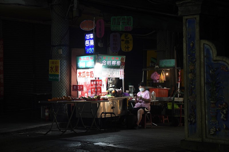 強化防疫,雙北市皆實施傳統市場、夜市飲食攤一律禁止內用,僅提供外帶、外送,讓不少攤商選擇乾脆休息不營業。台北士林夜市22日週末夜間也僅有少數業者開店做生意。中央社記者徐肇昌攝 110年5月22日