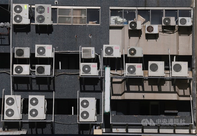 用電量屢創新高且目前有4座大型機組進入歲修,台電預估24日至28日恐每天亮供電吃緊的黃燈。(中央社檔案照片)