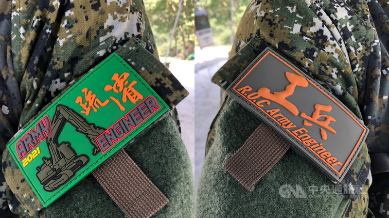 53工兵群特地製作「工兵」與「疏濬」臂章。中央社記者賴于榛攝 110年5月23日