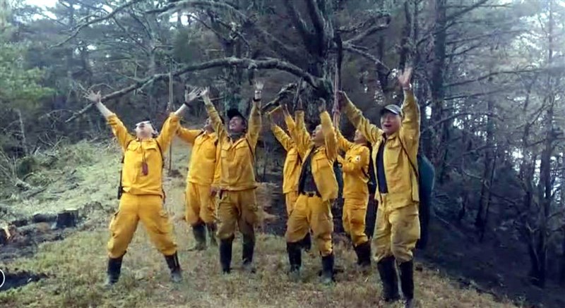 嘉義林管處轄管玉山事業區第52林班16日清晨發生森林火災,23日進入第8天,在午後一場陣雨協助下,火勢終於獲得控制,讓辛苦多日的森林護管員歡欣鼓舞。(嘉義林管處提供)中央社記者黃國芳傳真 110年5月23日