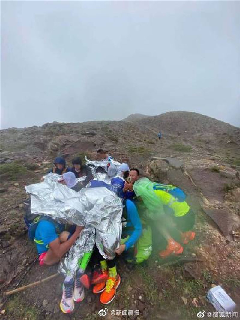 甘肅一山地馬拉松賽遭遇極端天氣，這場172人參加的比賽已確認21人遇難。圖為此次活動的參賽者。（取自新聞晨報微博）中央社 110年5月23日