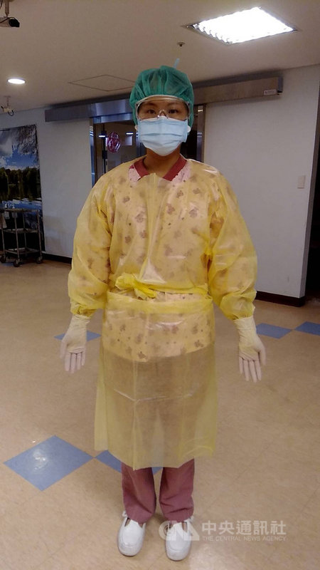 新北市衛生局23日晚間指出,機動篩檢站的醫護同仁都是穿著依照中央流行疫情指揮中心COVID-19感染管制措施指引的醫療防護裝備,被誤認為雨衣的其實是「防潑水醫療防護衣」,同時採用高規格採檢隔板,絕對重視醫護同仁的防護與健康。(衛生局提供)中央社記者王鴻國傳真 110年5月23日