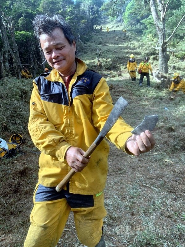 嘉義林管處轄管玉山事業區第52林班發生森林火災至今第8天,23日午後下了一場及時雨,火勢終於獲得控制。森林護管員連日在山上搶救,即使工具壞了,還是堅守崗位。(嘉義林管處提供)中央社記者黃國芳傳真 110年5月23日