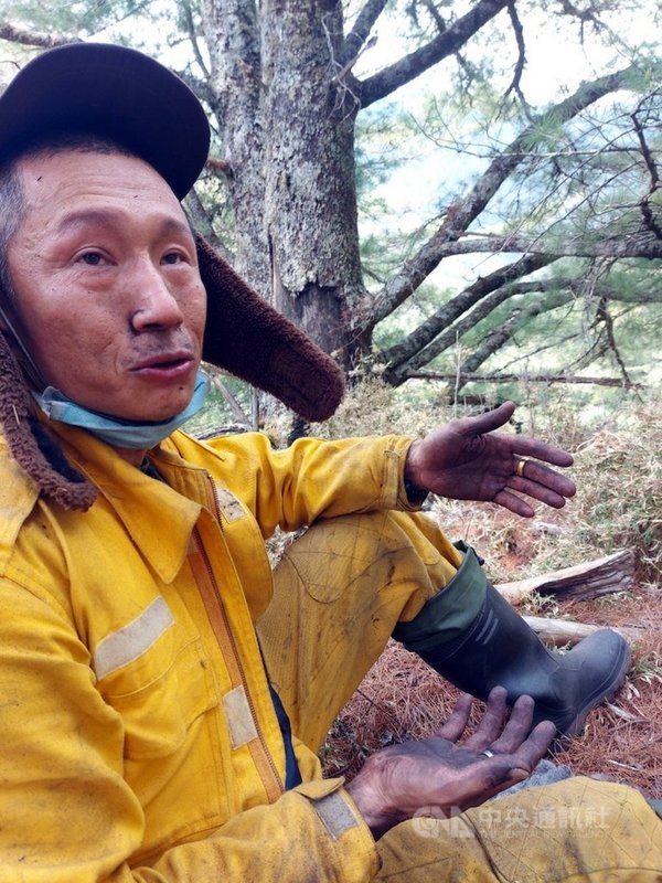 嘉義林管處轄管玉山事業區第52林班發生森林火災至今第8天,23日在午後一場陣雨協助下,火勢終於獲得控制。森林護管員連日在山上搶救,即使被燻得一身黑,還是彼此鼓勵繼續往前進。(嘉義林管處提供)中央社記者黃國芳傳真 110年5月23日