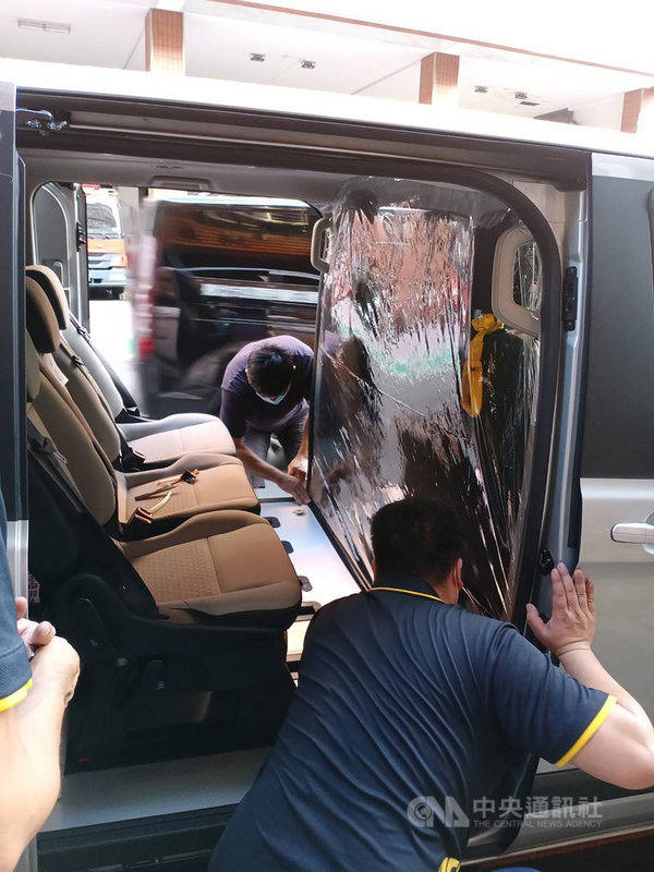 新北市衛生局23日表示,考慮到救護車能量有限,尤其過去一週突然湧入大量確診案件,必須把輕症、無症狀、快篩陽、急重症等案件快速分流,因此協調市府交通局、消防局規劃防疫巴士及防疫小巴。(新北市政府衛生局提供)中央社記者沈佩瑤傳真 110年5月23日