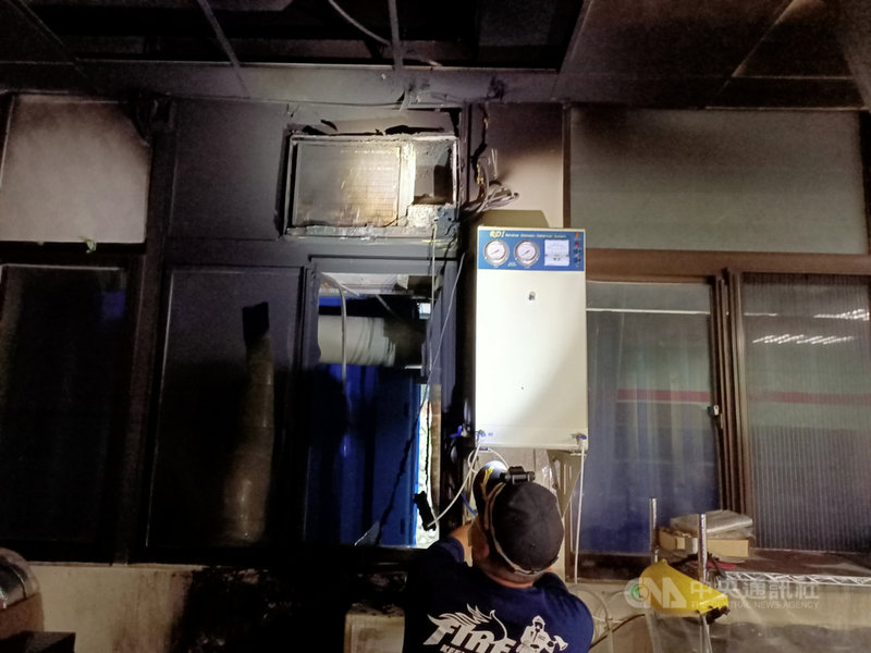 國立台灣海洋大學海洋科學與資源學院一樓實驗室內的窗型冷氣24日上午7時許冒出濃煙,由於冷氣機旁有飲水機的自來水配管,水管被火燒後噴出水流將火勢撲滅,無人受傷。(讀者提供)中央社記者王朝鈺傳真 110年5月24日