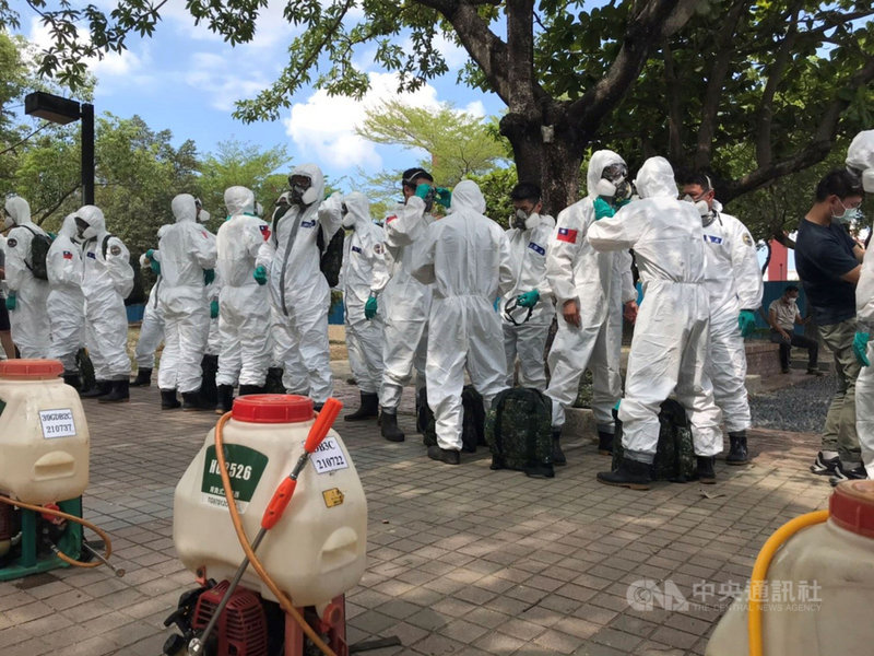 屏東縣潮州鎮發生武漢肺炎群聚感染,截至23日有8人確診;縣政府24日出動國軍化學兵與環保局、清潔隊人員,兵分多路展開清消作業。(潮州鎮公所提供)中央社記者郭芷瑄傳真 110年5月24日