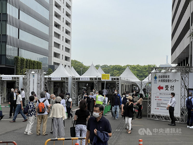 日本政府為加速境內武漢肺炎(2019冠狀病毒疾病,COVID-19)疫苗施打進度,在東京都及大阪府各開設一處大規模疫苗接種中心,24日上午同步開打,圖為東京會場。中央社記者楊明珠東京攝 110年5月24日