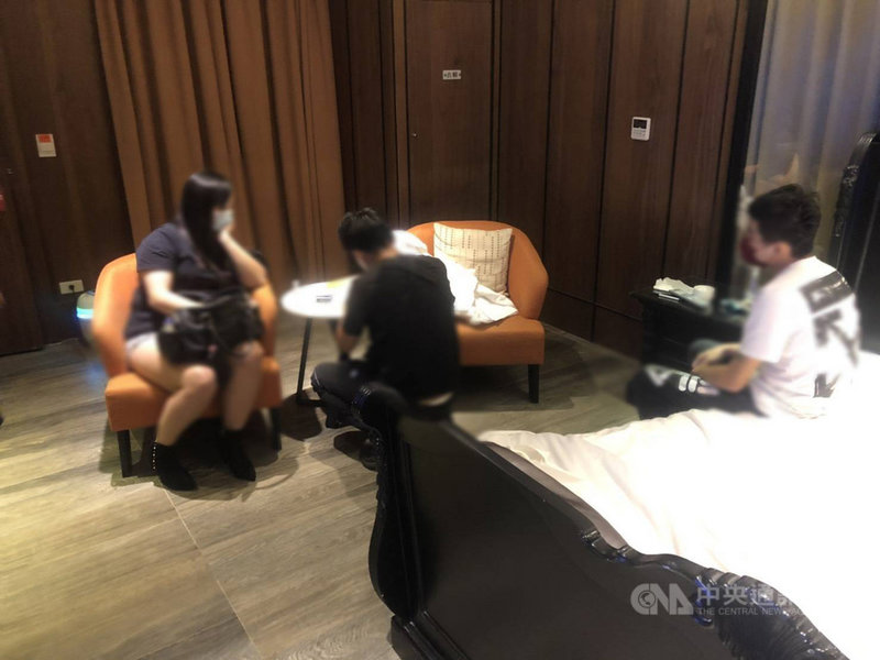 疫情嚴峻,彰化縣仍有嫖客(右)與女子(左)性交易遭警方查獲,依社會秩序維護法裁處。(彰化縣警察局提供)中央社記者蕭博陽彰化傳真 110年5月24日