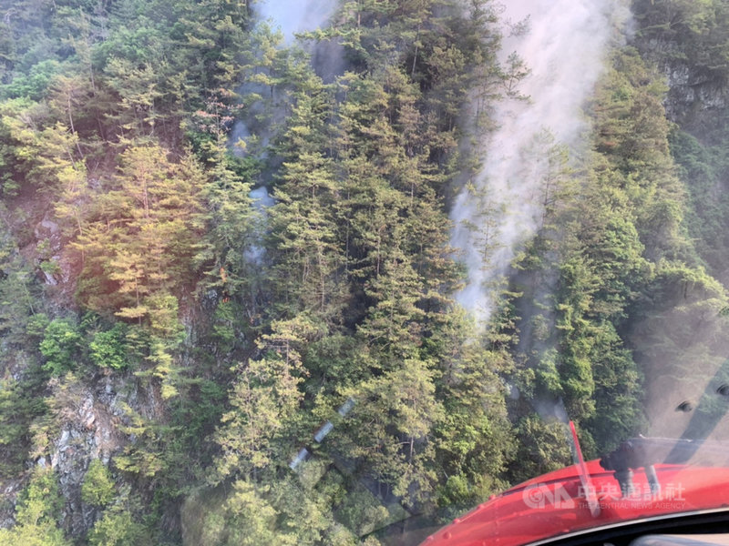 台中市谷關七雄之一的馬崙山19日發生森林火警,已經延燒6天,目前延燒面積已逾5.4公頃,24日仍不斷冒出火煙。(東勢林管處提供)中央社記者趙麗妍傳真 110年5月24日