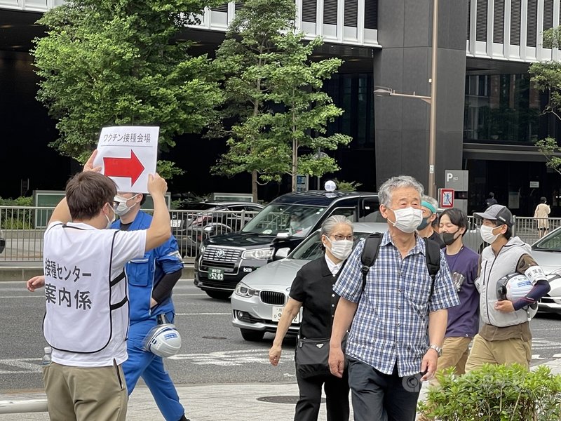 日本政府為加速境內2019冠狀病毒疾病(COVID-19)施打進度,在東京都及大阪府各開設一處大規模疫苗接種中心,由自衛隊負責相關工作。圖為東京會場。中央社記者楊明珠東京攝 110年5月24日