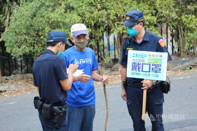 疫情嚴峻,彰化縣仍有登山健行民眾(中)24日未戴口罩遭員警開立勸導單,當事者趕緊戴上。(彰化縣警察局提供)中央社記者蕭博陽彰化縣傳真 110年5月24日