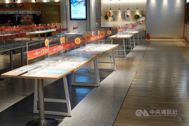 台北市從24日開始,所有飲食店、飲料店全面禁止內用,百貨美食街配合政府防疫政策,撤除內用區所有座椅,暫停內用服務。中央社記者鄭傑文攝 110年5月24日