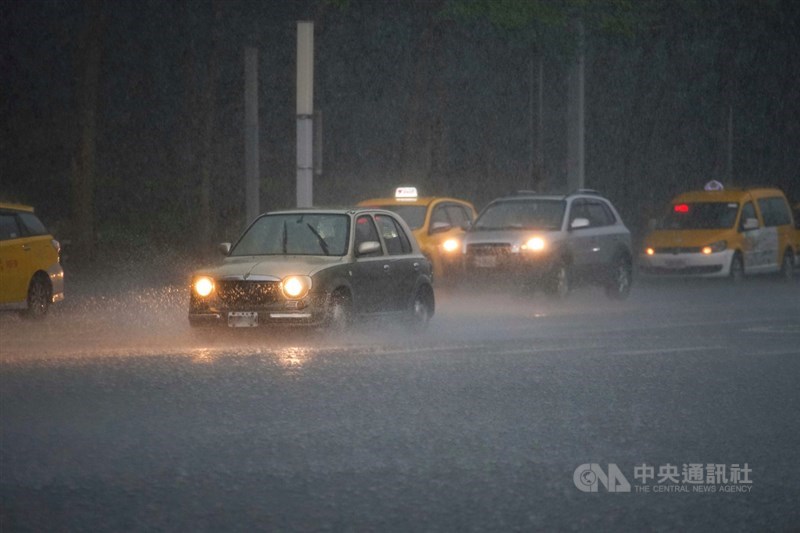 中央氣象局發布豪雨特報，鋒面接近及午後對流雲系發展旺盛影響，易有短時強降雨，24日新北市、台北市有局部大雨或豪雨發生。台北市區下午突然下起強降雨，路上車輛開啟大燈保持安全。中央社記者裴禛攝 110年5月24日