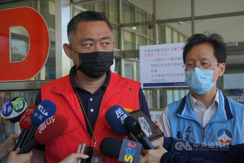 中央流行疫情指揮中心指金門縣政府未向指揮中心提出書面申請,程序不完備,撤銷金門快篩令。金門縣長楊鎮浯(左)24日受訪表示,縣府2度致函中央請求在台灣端國內機場設置快篩站,在中央無回應下,為保障民眾,只由縣府來做;對於中央撤銷快篩令,他非常不認同。中央社記者黃慧敏攝 110年5月24日