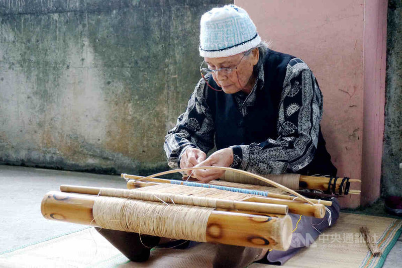 文化部公告將「噶瑪蘭族ni tenunan tu benina香蕉絲織布」登錄為原住民族重要傳統工藝,並認定技術保存者嚴玉英。(文化部提供)中央社記者陳秉弘傳真 110年5月24日