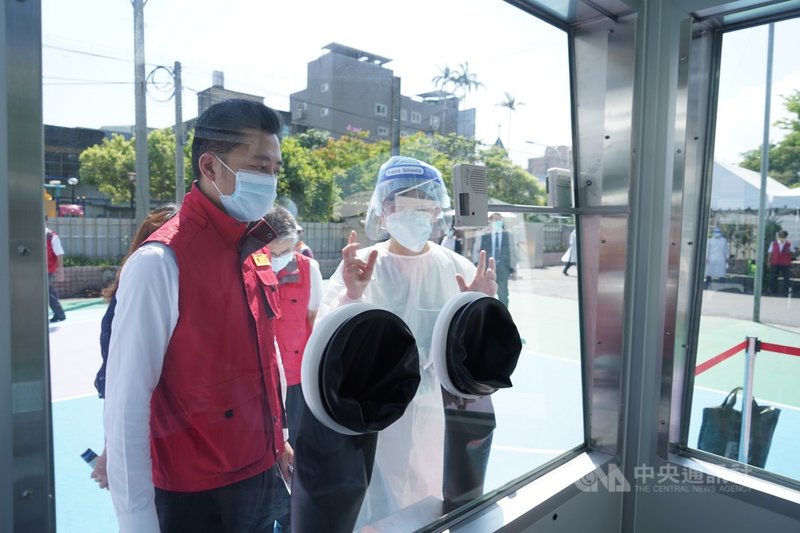 新竹市社區篩檢站24日啟用,新竹市長林智堅(左)上午前往視察,並表示新竹市社區篩檢站僅供有接觸者、活動史且有症狀民眾使用。(新竹市政府提供)中央社記者魯鋼駿傳真 110年5月24日