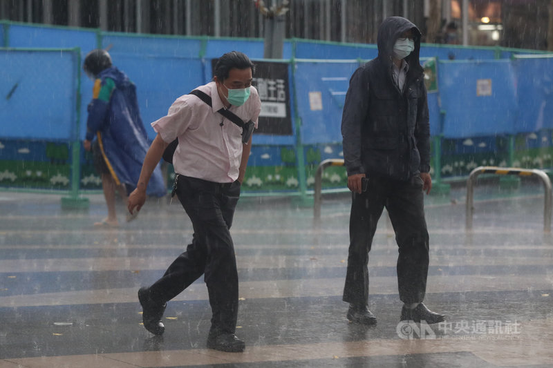 中央氣象局24日下午發布豪雨特報，受鋒面接近及午後對流雲系發展旺盛影響，新北市、台北市有局部大雨或豪雨發生。圖為台北街頭民眾急忙快步避雨。中央社記者吳家昇攝　110年5月24日