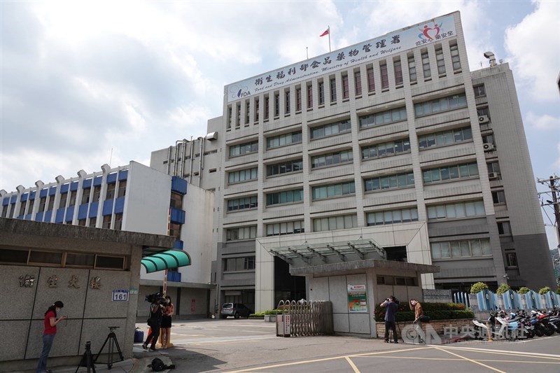 衛福部食藥署1名員工確診武漢肺炎,該名員工平時都在昆陽大樓辦公,同辦公室的20多名員工匡列為居家隔離對象,全數改為居家辦公,大樓已全棟消毒完畢。中央社記者鄭傑文攝 110年5月24日