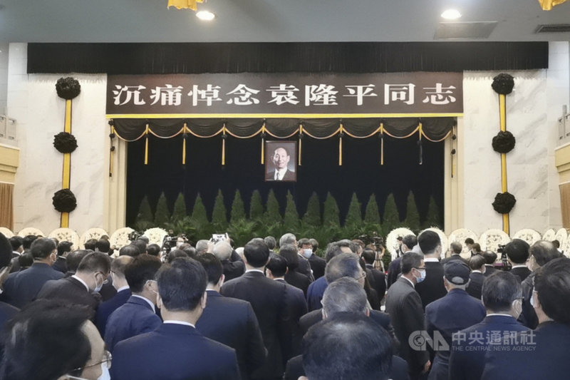 中國雜交水稻之父袁隆平22日辭世,24日上午舉行告別式,超過萬名民眾前往悼念。圖為長沙明陽山殯儀館的告別式會場。(中新社提供)中央社 110年5月24日