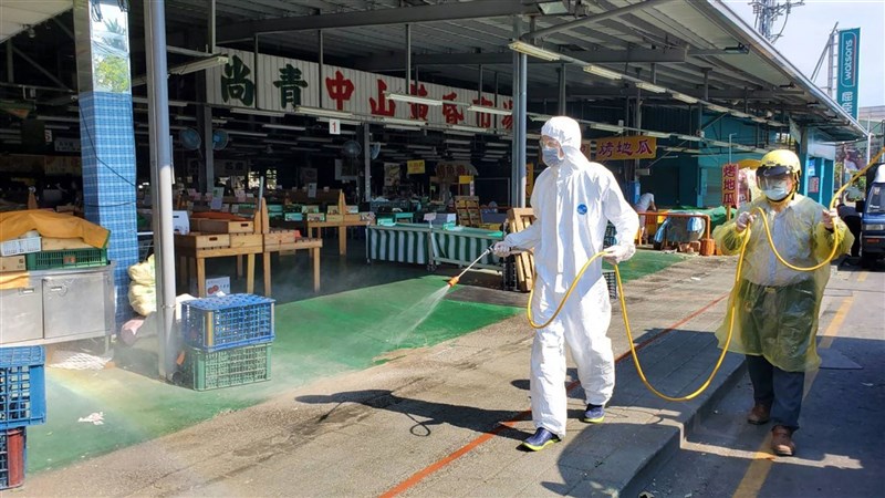 屏東縣23日新增8名武漢肺炎確診案例,足跡遍及潮州鎮傳統市場及餐飲業,另有里港小吃店及屏東市黃昏市場等,縣府也隨即動員到各足跡點加強消毒。(屏東縣政府提供)中央社記者郭芷瑄傳真 110年5月23日